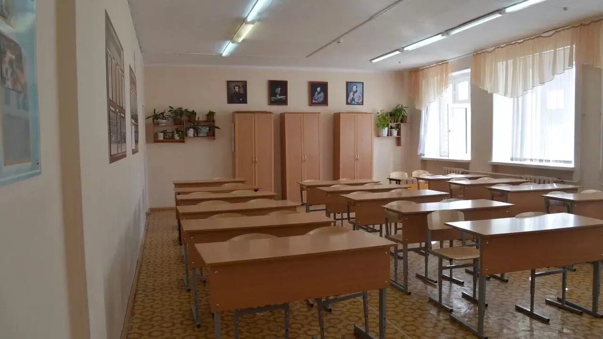     В одной из школ Ульяновска сегодня утром, 2 октября, сработала сирена сигнализации. Из-за этого трое детей выпрыгнули в окно. Об этом пишет Telegram-канал 112.