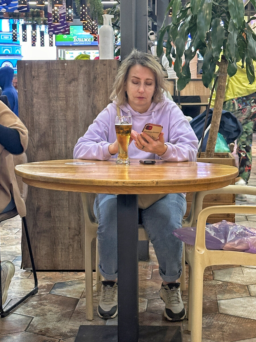 Дама подпила и чето кому-то напесывает) Ее лицо изменено в спец приложении, не беспокойтесь 👌