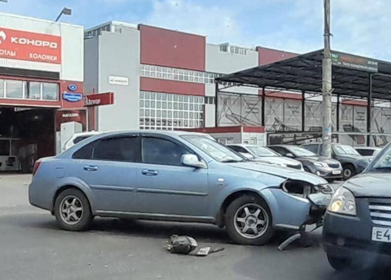 Автомобили больше часа стоят на проезжей части.📷
