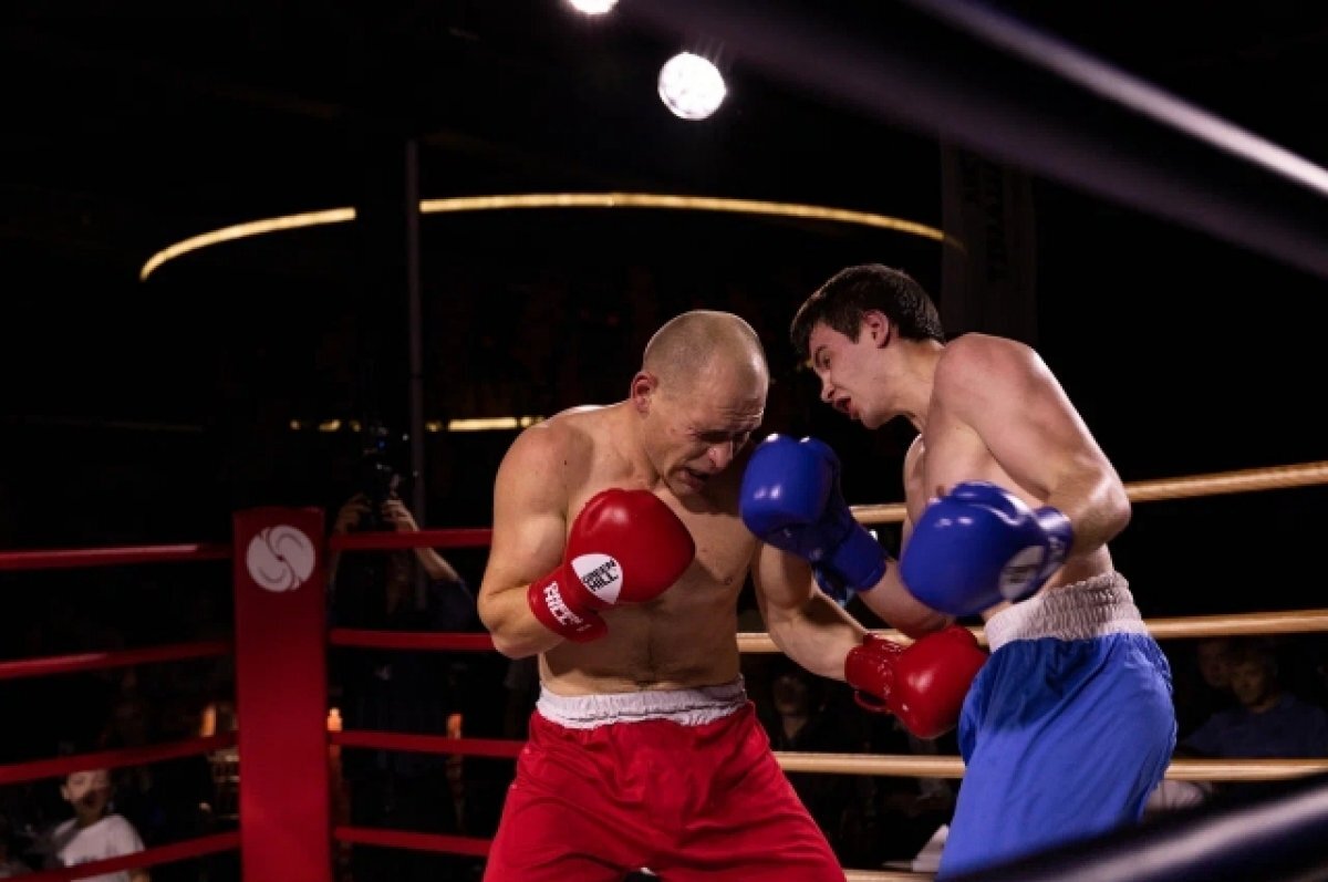    Данил Семенов (справа) взял верх над Евгением Лебедевым.