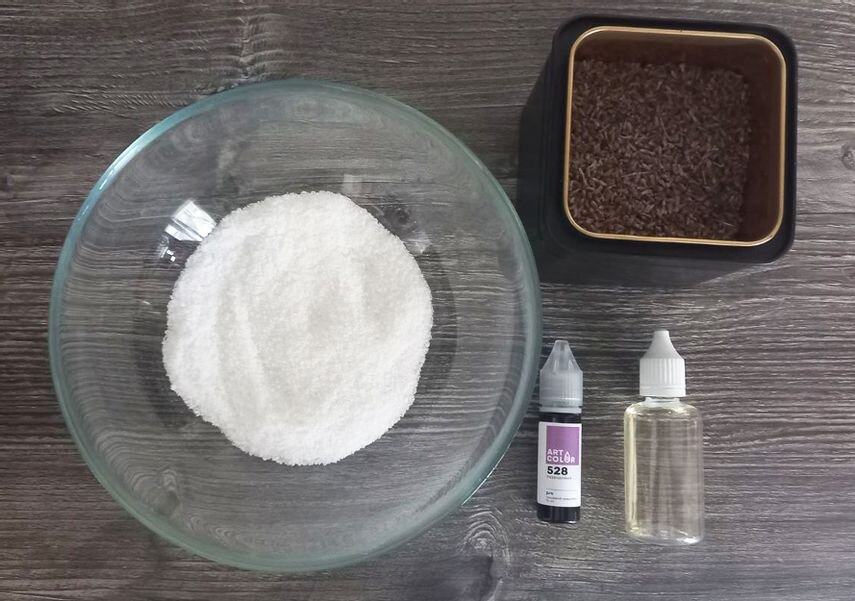 Чтобы приготовить лавандовую соль для ванны, взяла натуральный ароматизатор лаванды, натуральный краситель, цветы лаванды и столовую соль 