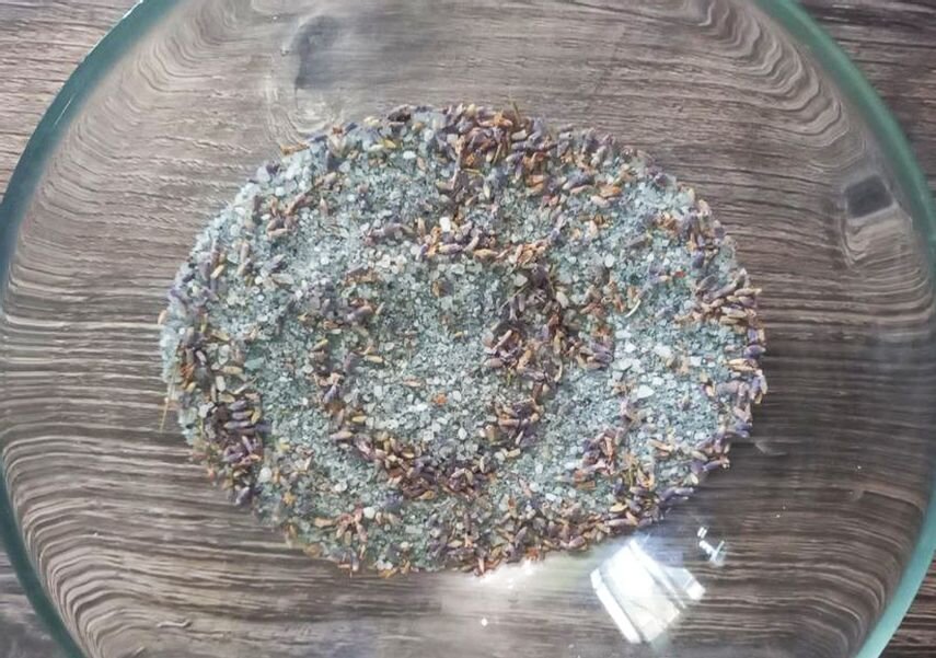 Хорошо смешала соль с красителем, ароматизатором и цветами 