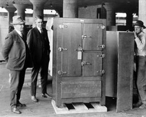 Шкаф с компрессором в нижней части.