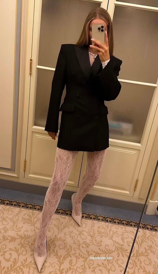    Роузи Хантингтон-УайтлиСоцсети