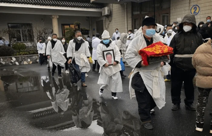 Похороны после кремации в Шанхае, Китай, 14 января 2023 года. (Kevin Frayer/Getty Images)