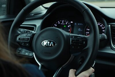    Салон автомобиля Kia ©𝔑𝔦𝔩𝔰 𝔅𝔬𝔤𝔡𝔞𝔫𝔬𝔳𝔰 Unsplash.com