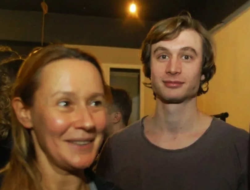 на фото Евгения Дмитриева с мужем