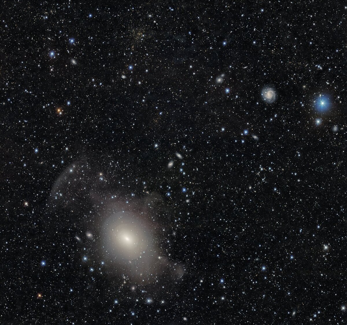 NGC 3923 — галактика, примерно в два раза больше Млечного Пути.