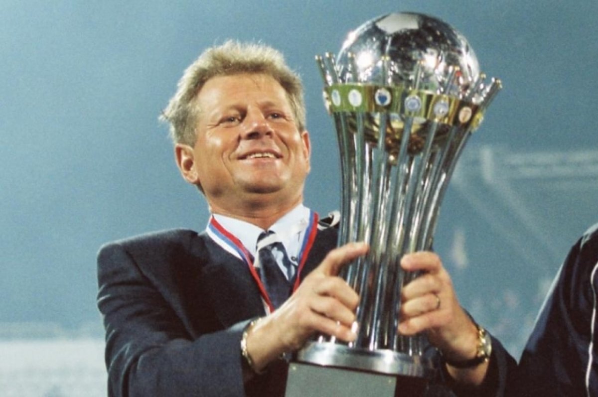    9 октября 2003 года. Властимил Петржела с выигранным «Зенитом» Кубком Премьер-лиги.