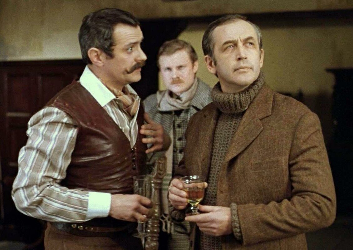 Шерлок Холмс перед поимкой Стэплтона. Кадр из фильма "Собака Баскервилей" ()1981 г.).