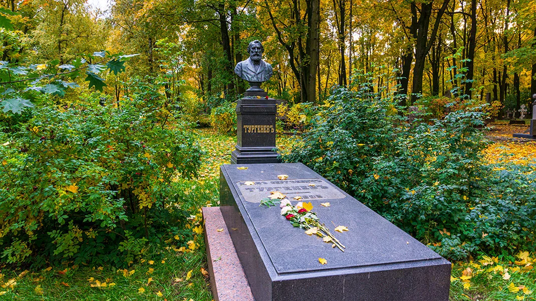 Тургенев похоронен. Литераторские мостки могила Тургенева. Могила Тургенева на Волковском кладбище. Волковском кладбище в Петербурге Тургенев.