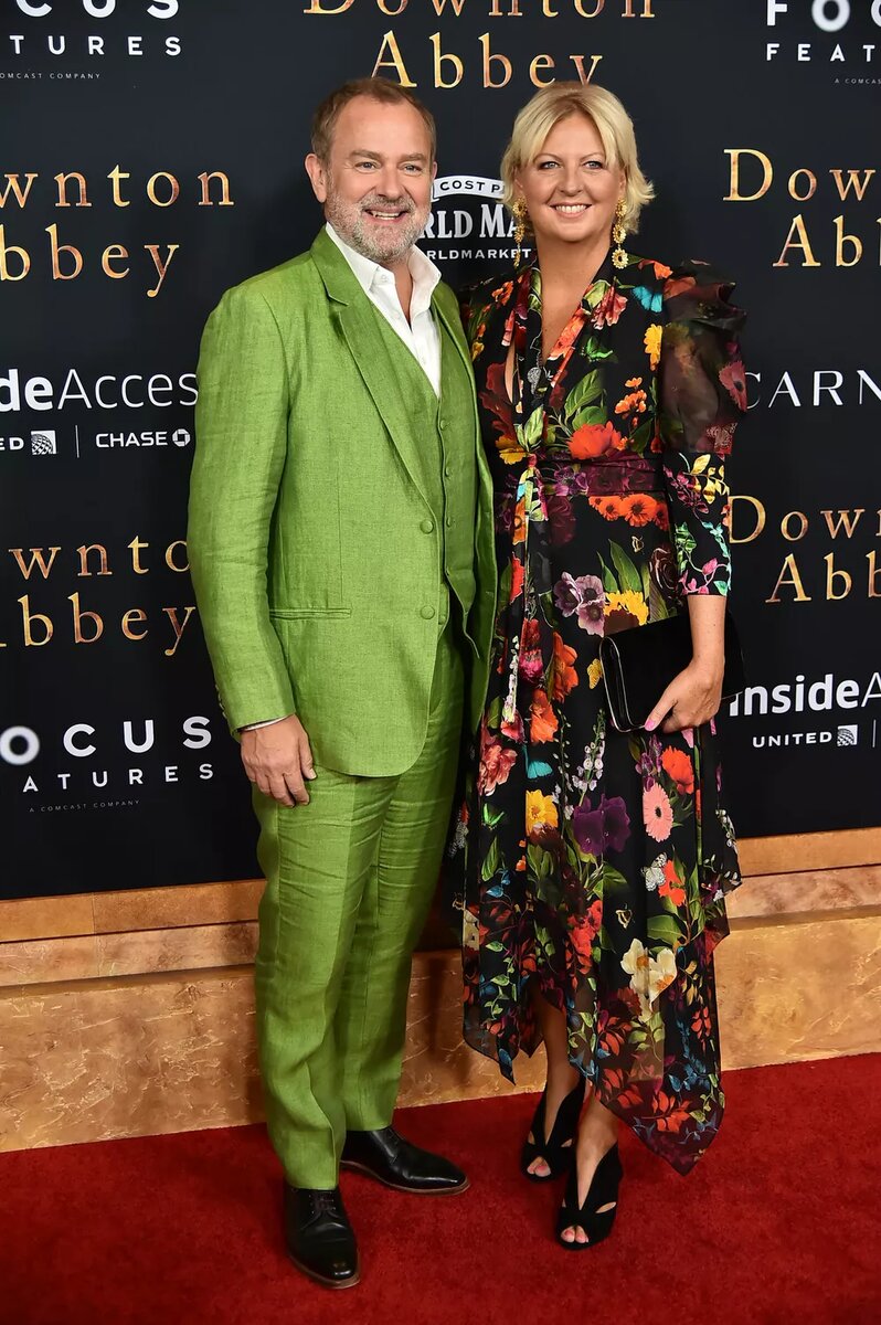 Хью Бонневилль с женой📷
