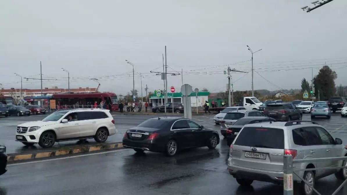     В Казани на проспекте Победы встали трамваи. Об этом сообщили очевидцы в Telegram-канале «В Казани Поймут».