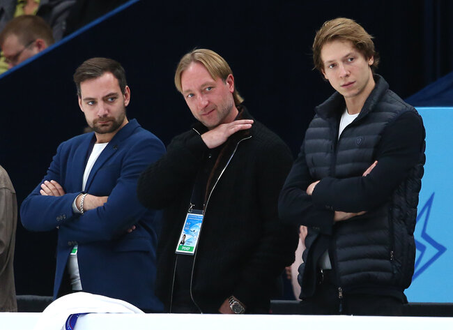 Евгений Плющенко со своим тренерским штабом во время контрольных прокатов сборной России. Фото: пресс-служба ФФККР.