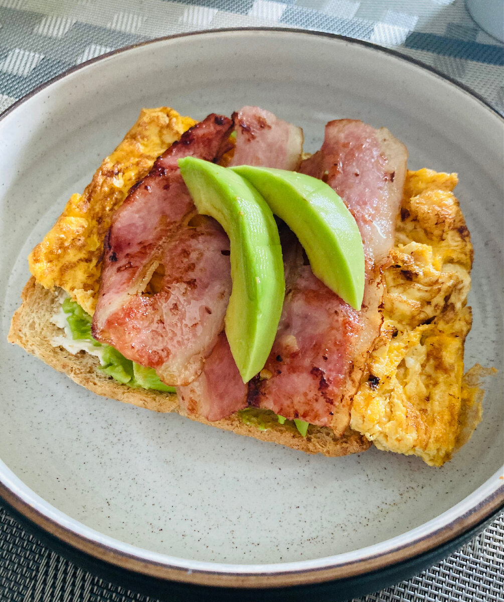 Вредный завтрак или полезный? Цельнозерновой хлеб, творожный сыр, яйцо, бекон, авокадо