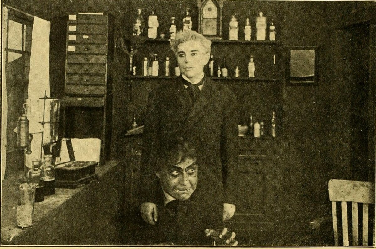 Вырезка из газеты с кадром из фильма 1912 года