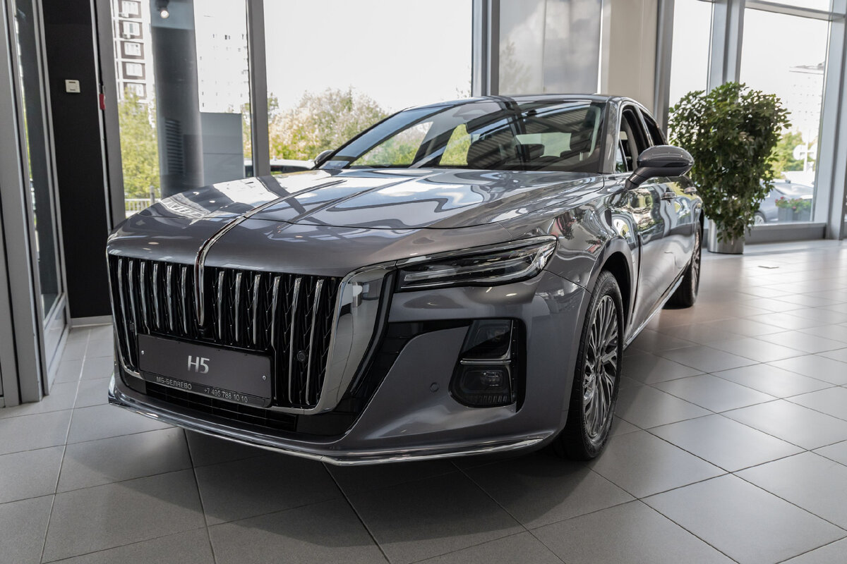 Полностью светодиодная оптика на Hongqi H5 имеет адаптивную систему ближнего света с автоматической регулировкой высоты светового пучка. Интеллектуальное управление фарами способно автоматически переключать ближний и дальний свет.