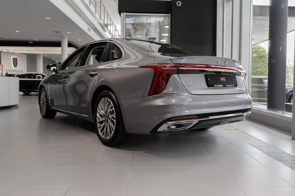 Система кругового обзора 360° и датчики парковки расположенные в переднем и заднем бампере позволяют легко припарковаться в условиях ограниченного пространства.