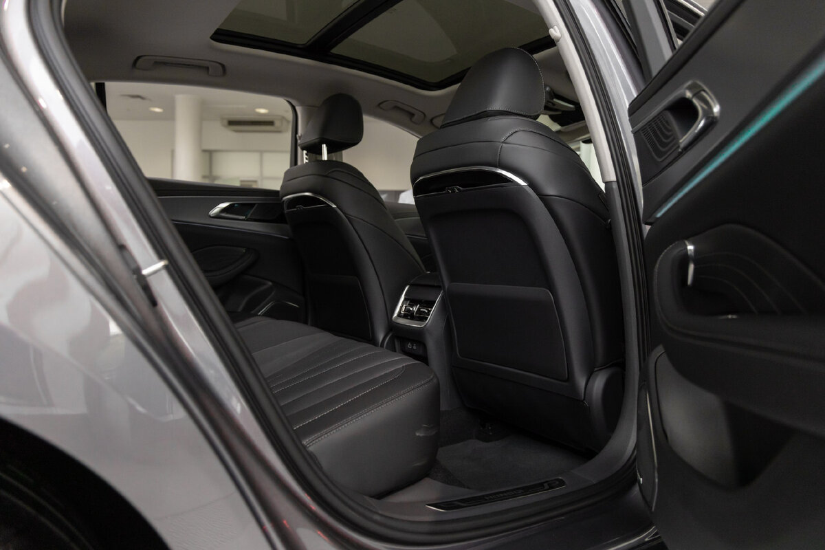 Экран системы мультимедиа диагональю 12,6 дюйма позволяет управлять всеми функциями авто и воспроизводить музыку используя 8 динамиков. 