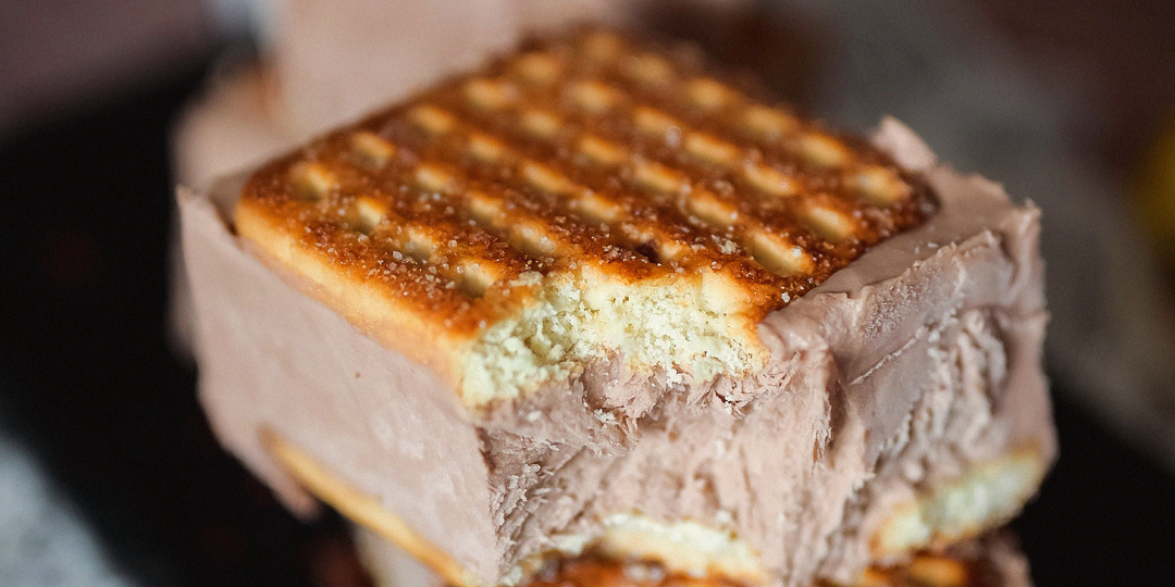 Домашнее шоколадное морожное-сэндвич: простой рецепт