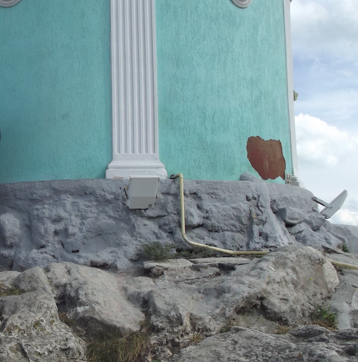 Фото автора. Фрагмент часовни Стемпковского у самого подножия (прямо на самую макушку горы Митридат залезли)