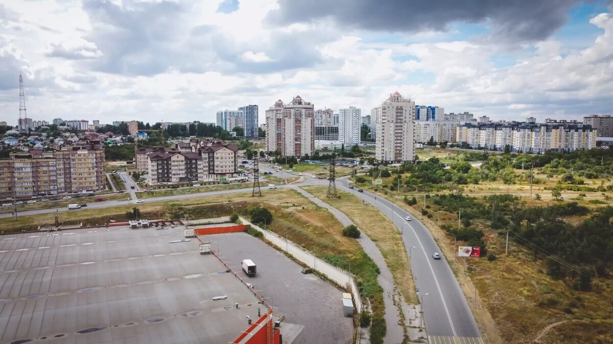     Гигантский груз провезли этой ночью по Волгограду. Для безопасной транспортировки конструкции пришлось снимать трамвайную контактную сеть.