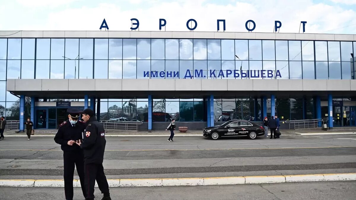     В ходе проверки будут проводиться мероприятия по защите прав пассажиров, которые ждали задержанные рейсы из-за сильного тумана.