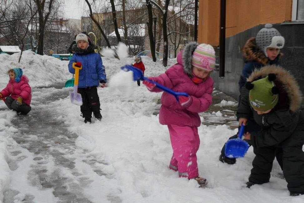 Снежки в сад. Прогулка в детском саду зимой. Труд зимой на участке детского сада. Дети убирают снег. Труд в природе зимой для детей.