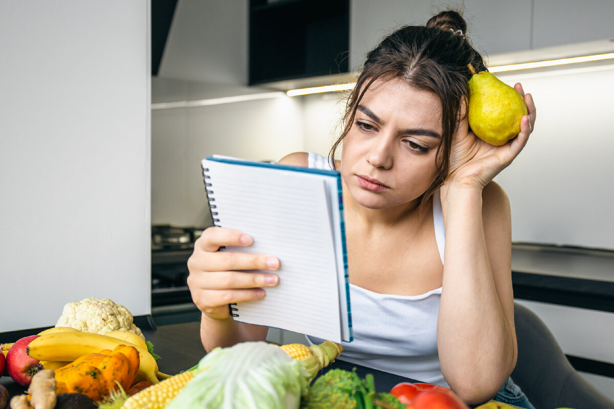 <a href="https://ru.freepik.com/free-photo/a-young-woman-in-the-kitchen-with-a-notebook-among-vegetables_32846438.htm#query=%D0%B4%D0%B8%D0%B5%D1%82%D0%B0&position=0&from_view=search&track=sph">Изображение от pvproductions</a> на Freepik