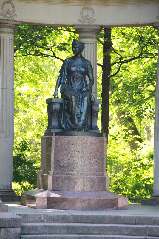 Мариехамн памятник марии александровне. Памятник марии федоровны. Памятник марии федоровны. Памятник марии текской. Памятник марии федоровне в павловске.