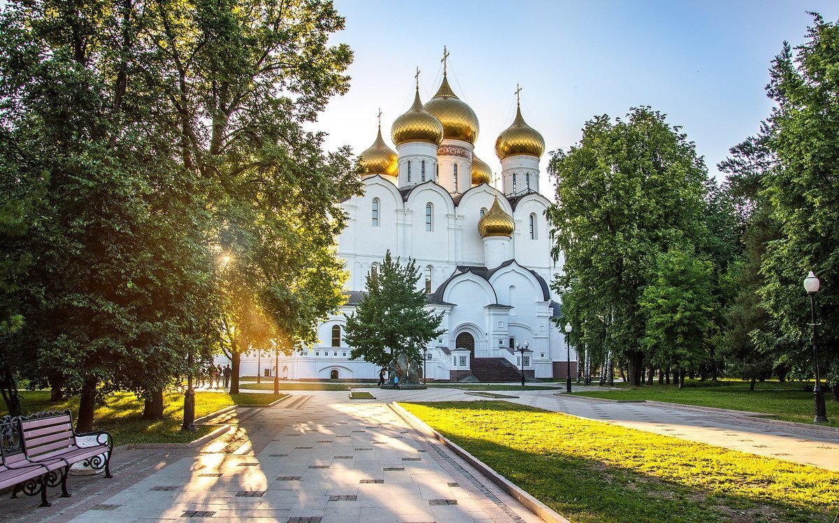 Успенского кафедрального собора Ярославль. Парк золотое кольцо
