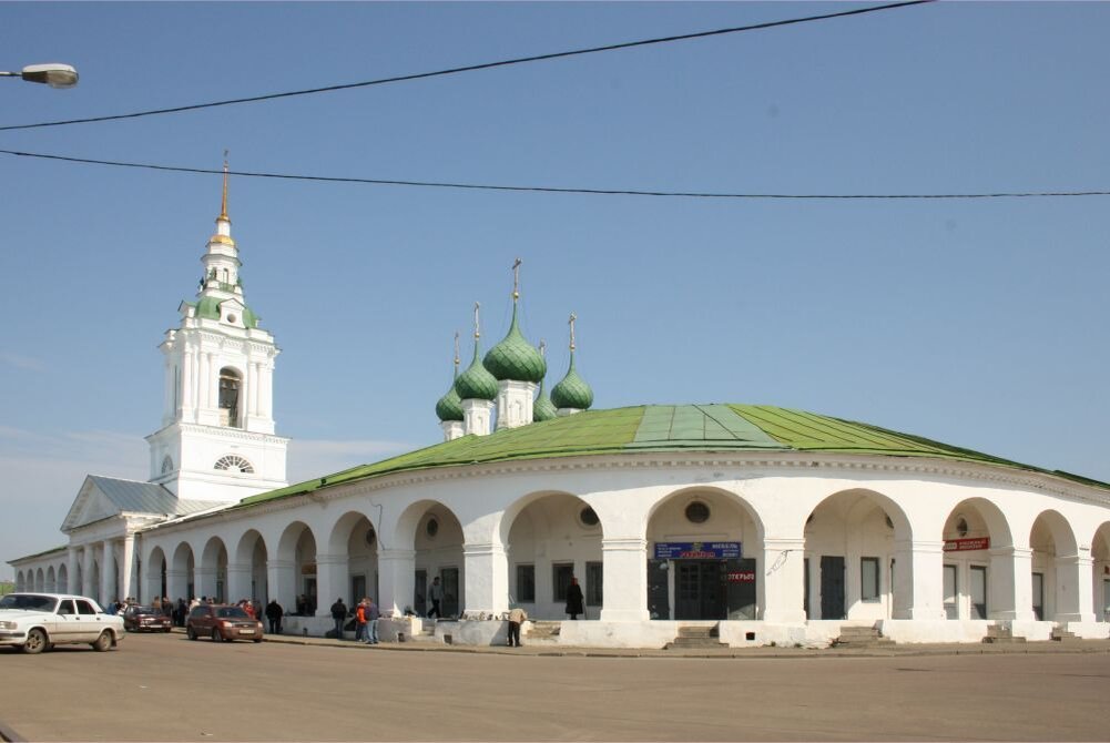 Торговые ряды достопримечательность какого города. Торговые ряды Кострома Ипатьевский монастырь. Красные ряды Кострома. Гостиный двор Кострома. Сусанинская площадь торговые ряды Кострома.