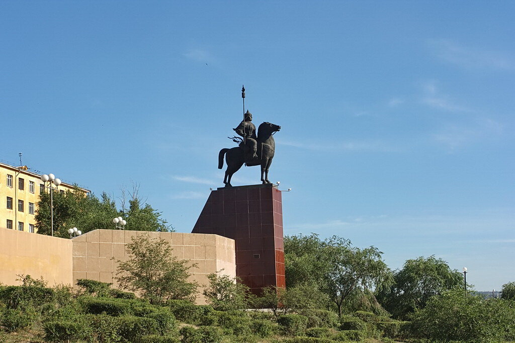 Улан уже. Город Улан-Удэ памятник Гэсэру. Памятники города Улан Удэ. Памятники Улан-Удэ Гэсэру в Улан-Удэ. Гэсэр скульптура в Улан-Удэ.