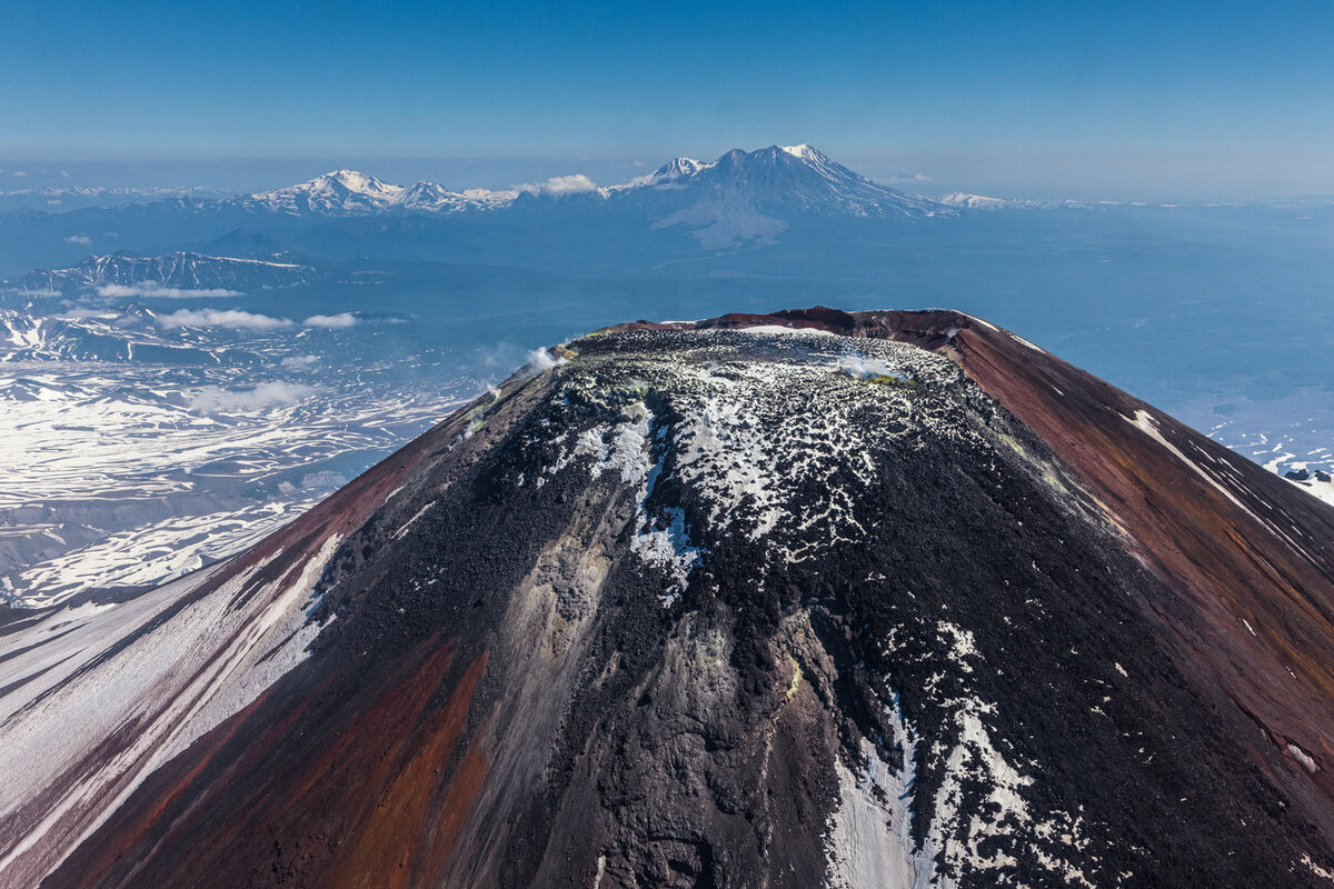 The volcanoes of kamchatka are a large. Вулкан Авачинская сопка. Вулкан Авача на Камчатке. Вулканы Камчатки Авачинская сопка. Авачинская сопка кратер.