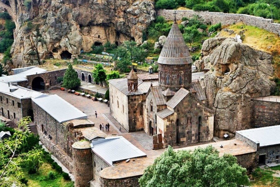 Монастыри еревана. Гегард Армения храм. Монастырский комплекс Гегард. Гехард монастырь Армения. Монастырь Гарни Гегард Армения.
