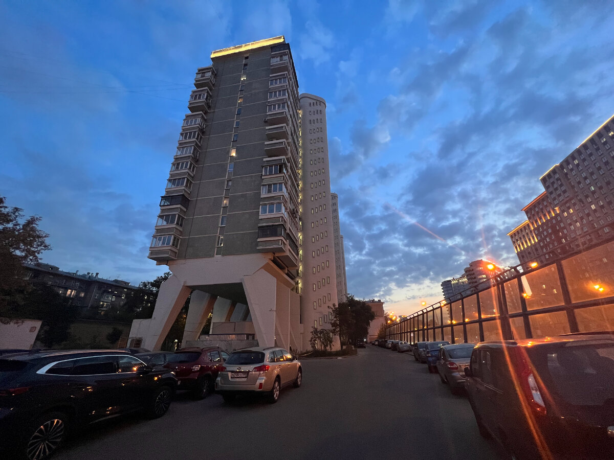 Вид на ночной дом "на ножках". Справа Третье кольцо за прозрачными щитами. Фото моё. Сентябрь 2023 года