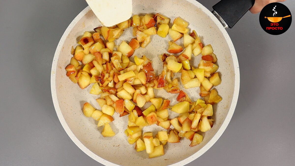 Сегодня печём яблочный пирог с суфле. Готовится просто, из доступных продуктов, получается в меру сладкий, с нежнейшим воздушным кремом-суфле и ароматным яблочным слоем.-4-2