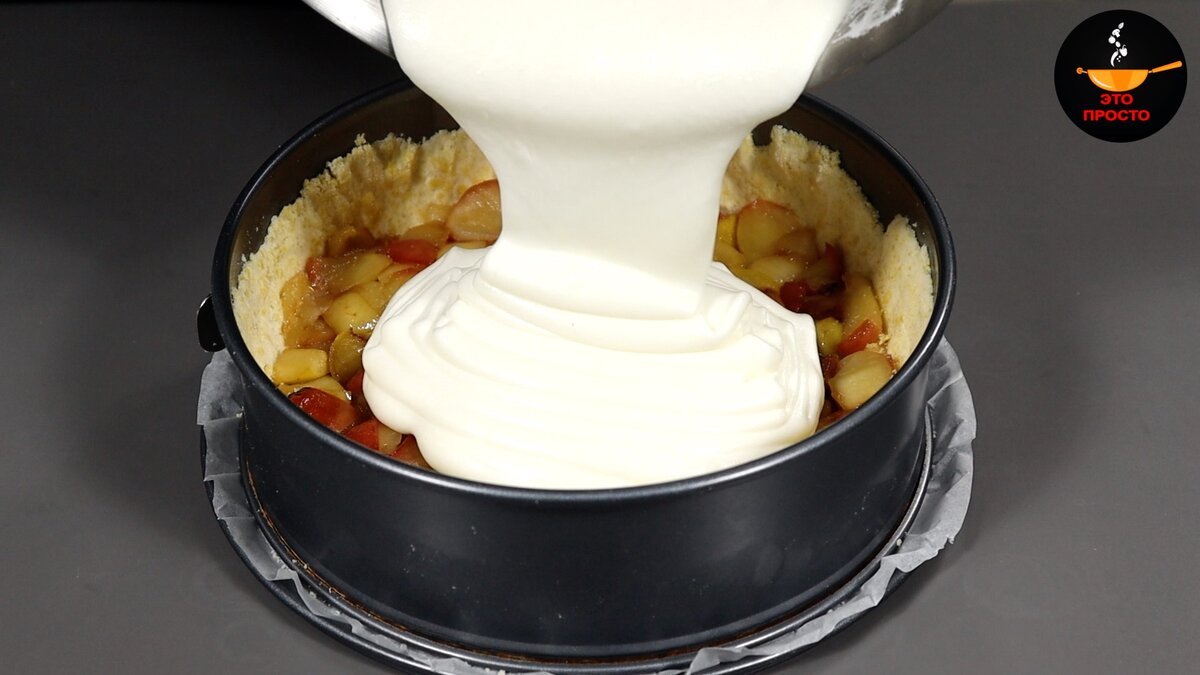 Сегодня печём яблочный пирог с суфле. Готовится просто, из доступных продуктов, получается в меру сладкий, с нежнейшим воздушным кремом-суфле и ароматным яблочным слоем.-7