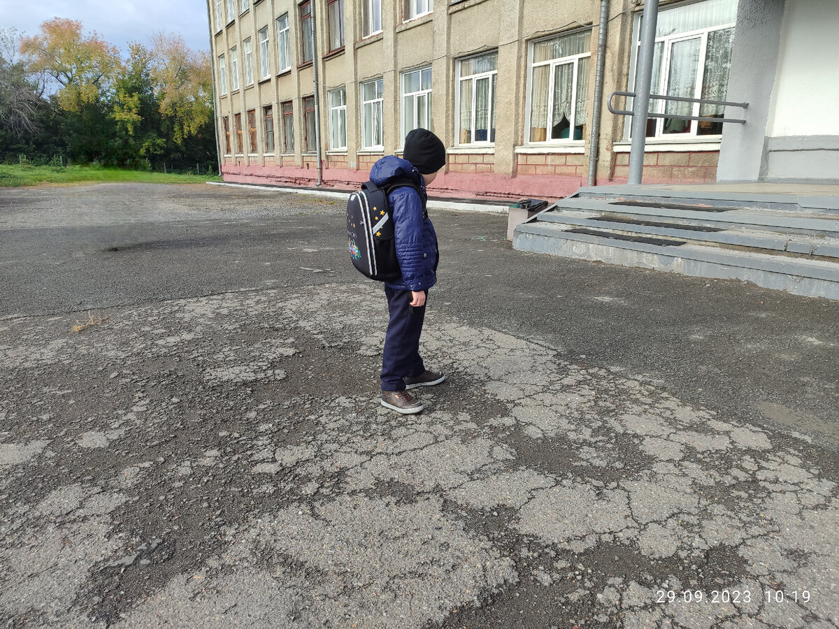 Паша с грустью смотрит на школу