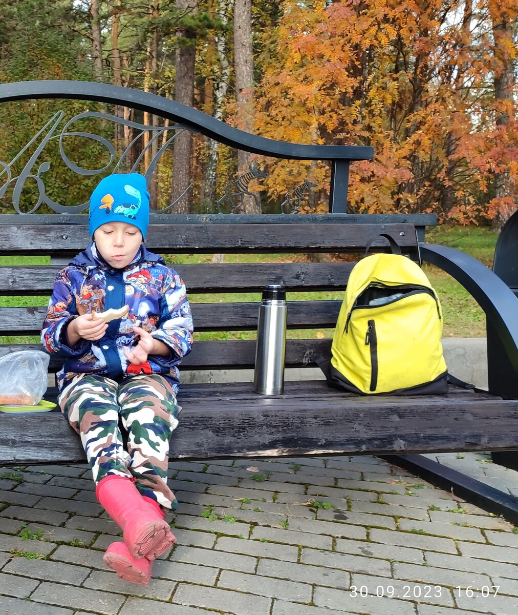 Помните, писала вчера, что Вадя в Томской Писанице, когда ел сосиски с хлебом, выглядел, как только что картошку копал и просто сел перекусить? Вот, я фото нашла. Похоже?