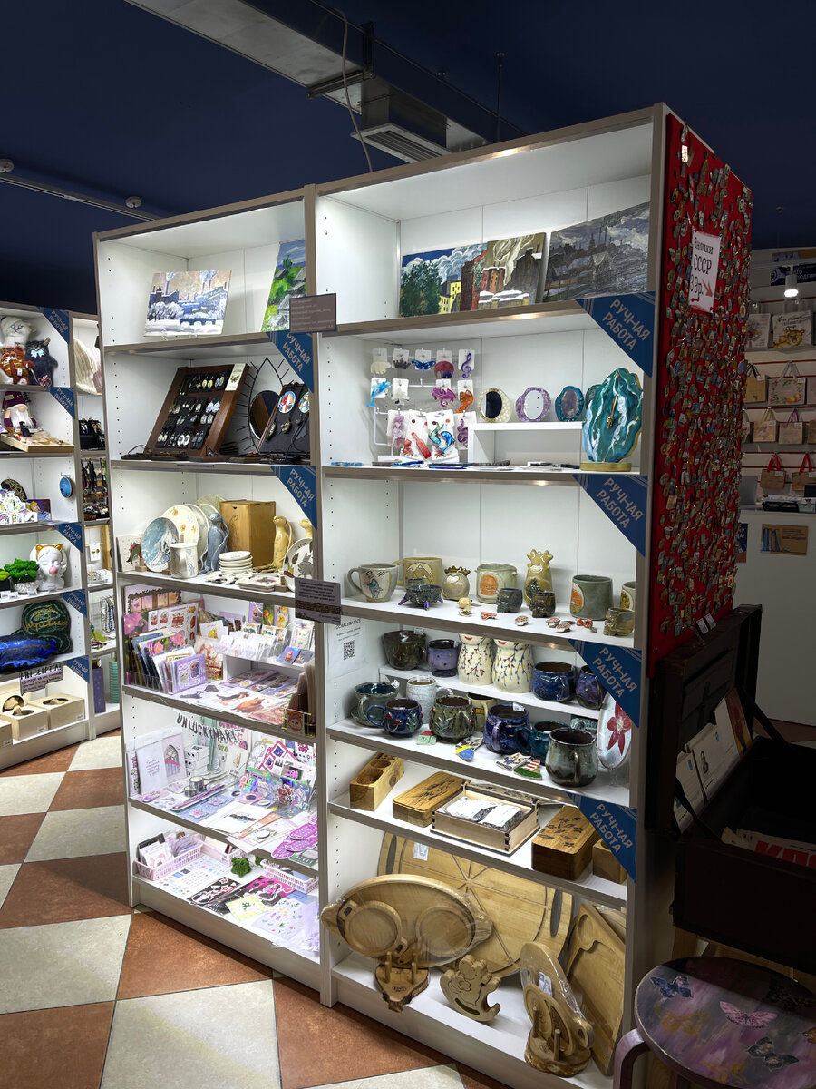 Вот так расположены стеллажи и на каждой полке творения какого-то одного мастера 