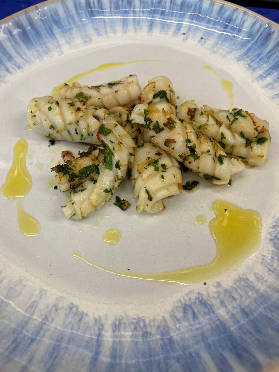 Кальмар обжаренный с чесноком, чили и петрушкой #chefmfkos