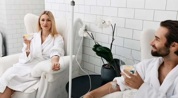 Что касается капельниц, содержащих электролиты, Фельдман сказал, что они могут быть быстрым способом увлажнения после похмелья, но предупредил, что они, как правило, дороги и несут потенциальный риск инфекций. (iStock)