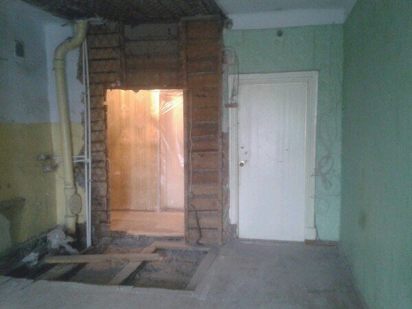 Санузел врезан в жилую комнату.