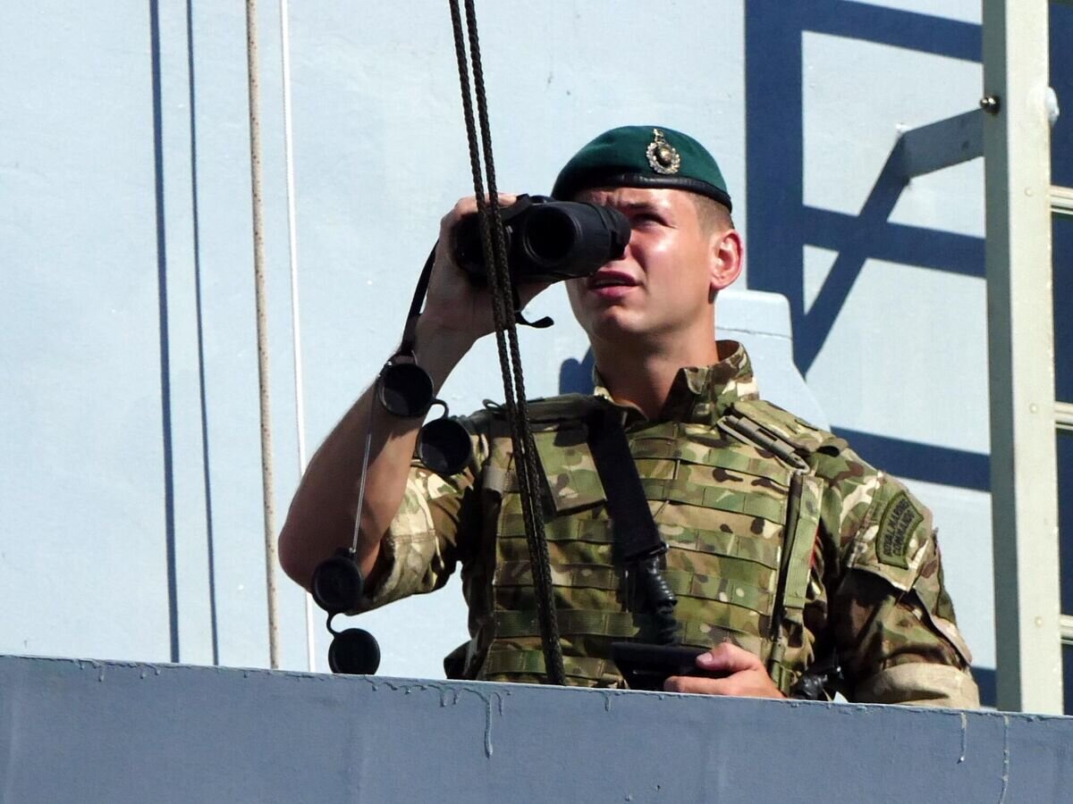    Военнослужащий на палубе эсминца Duncan ВМФ Великобритании© РИА Новости / Игорь Маслов
