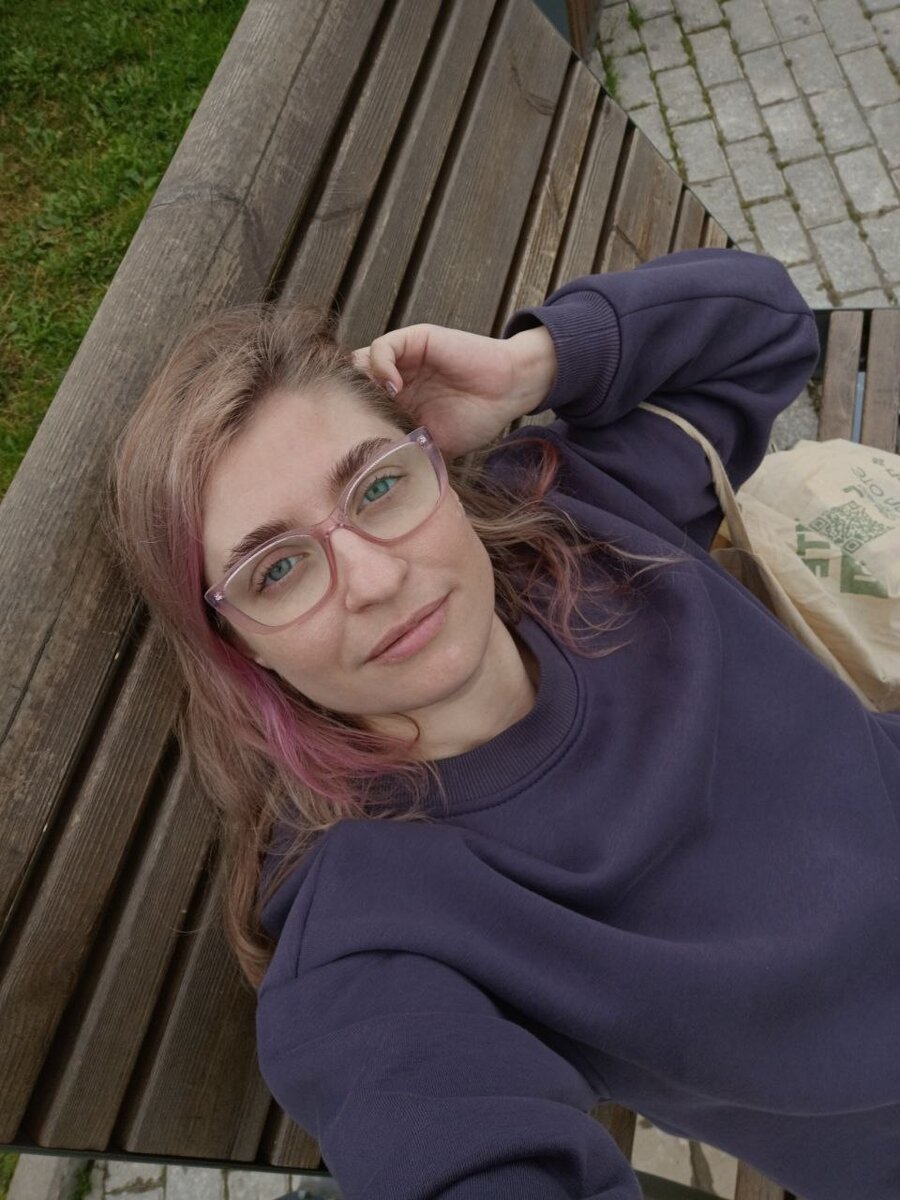 На качелях у ТЦ