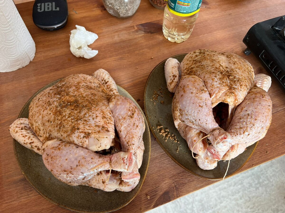 Лучше взять домашних курочек, так как в них достаточно подкожного жира, который даст нам дополнительную сочность.