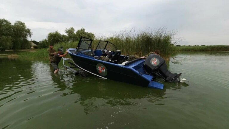    Для выполнения боевых задач на Днепре нашим военным передали лодки и катера Белов Михаил Александрович