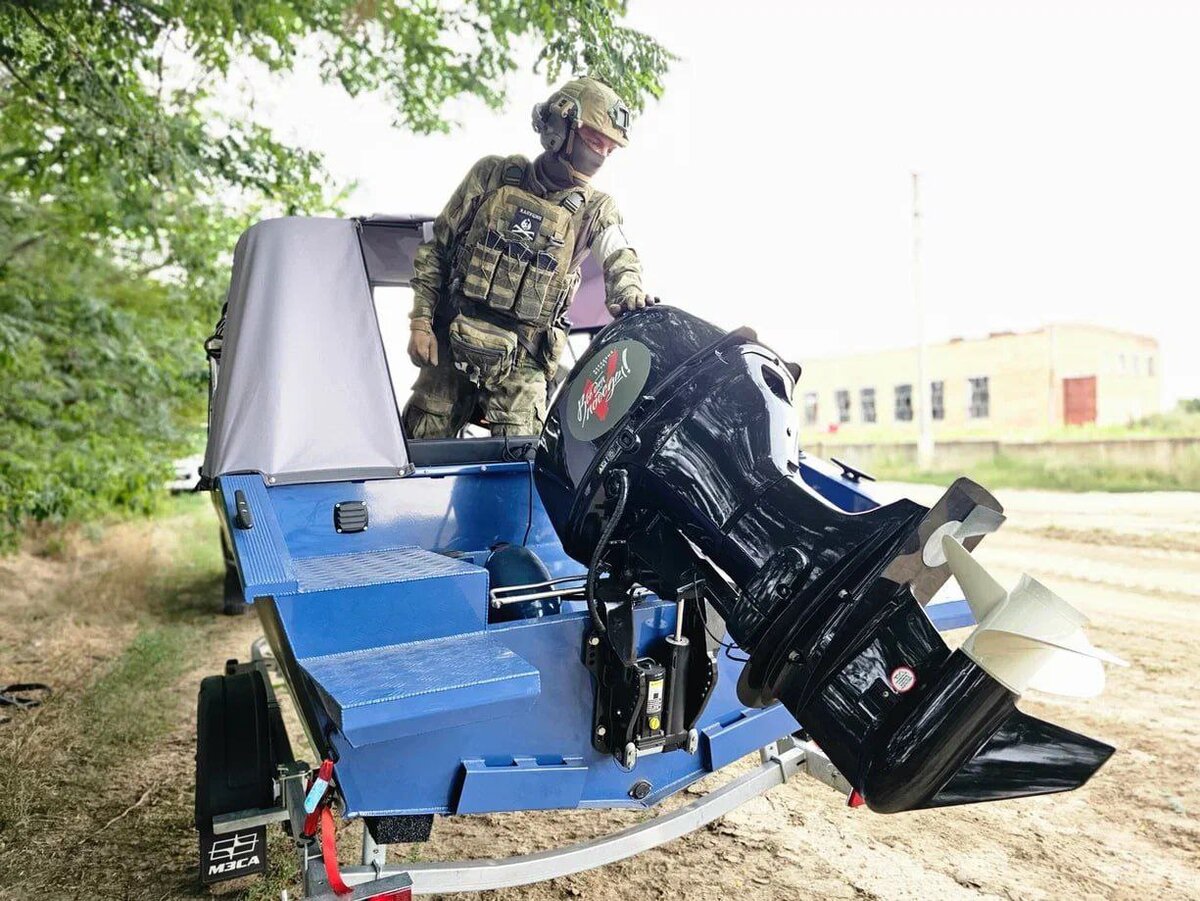    Для выполнения боевых задач на Днепре нашим военным передали лодки и катера Белов Михаил Александрович