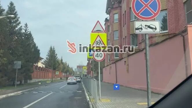     В историческом центре Казани автовладельцы заставляют узкую улицу машинами, несмотря на запрет. С соответствующей жалобой в Inkazan обратился наш читатель.